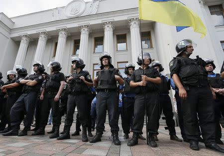 Police stand guard during a rally in front of the parliament building in Kiev August 12, 2014. REUTERS/Gleb Garanich