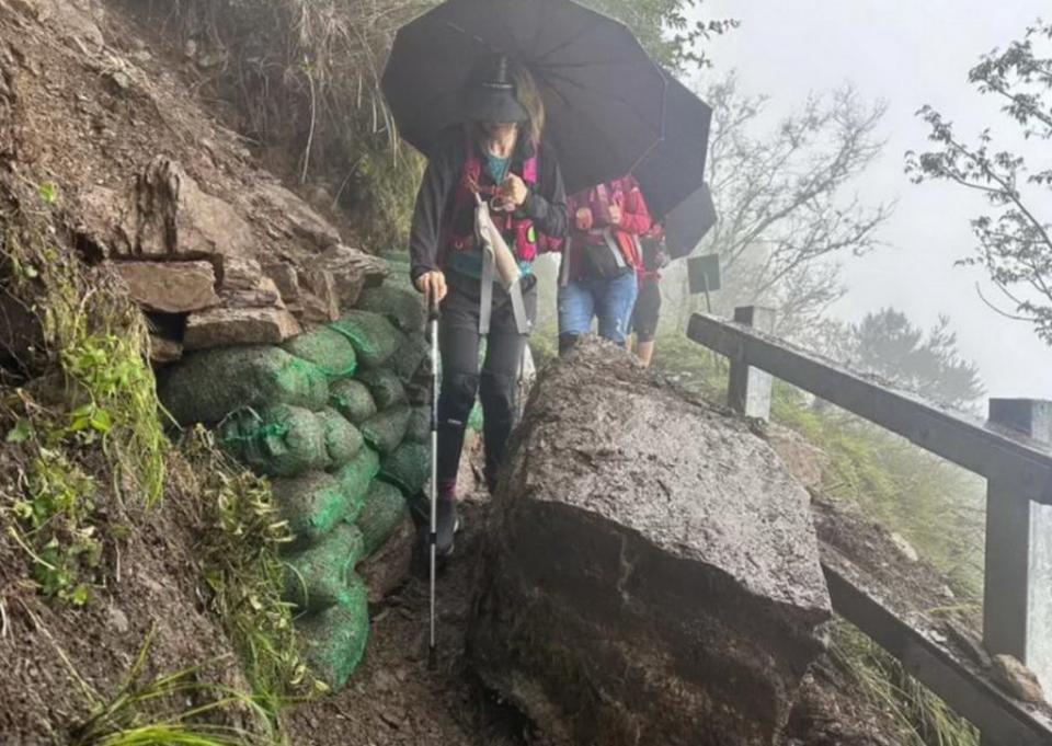 玉山主峰線步道四號棧橋處昨日邊坡發生落石及崩塌，巨石阻擋通行。 （記者陳金龍翻攝）