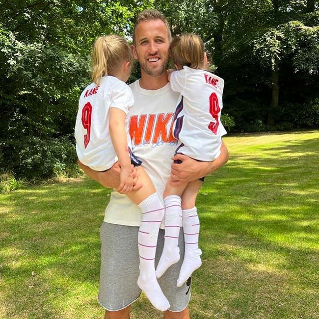 harry-kane-with-daughters