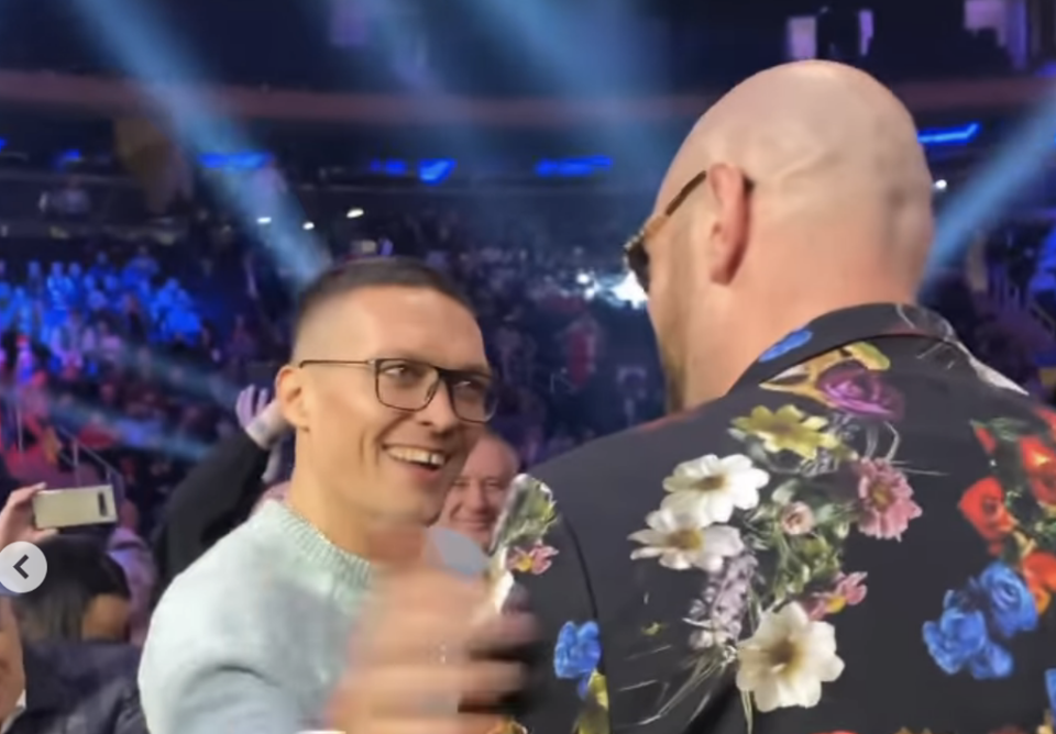 Oleksandr Usyk (left) greets Tyson Fury in Madison Square Garden (@trboxing via Twitter)