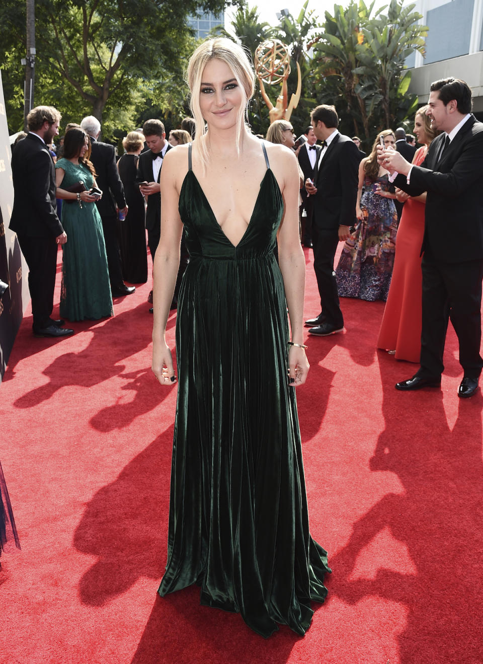 <p>Woodley made a statement with her newly blonde hair and emerald-green velvet gown, so she kept everything else simple. (Photo: AP) </p>