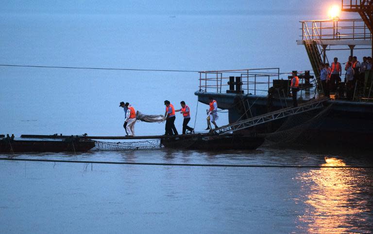 Rescue workers carry a body from the capsized passenger ship Dongfangzhixing or "Eastern Star" vessel which sank in the Yangtze river in Jianli, central China's Hubei province on June 2, 2015