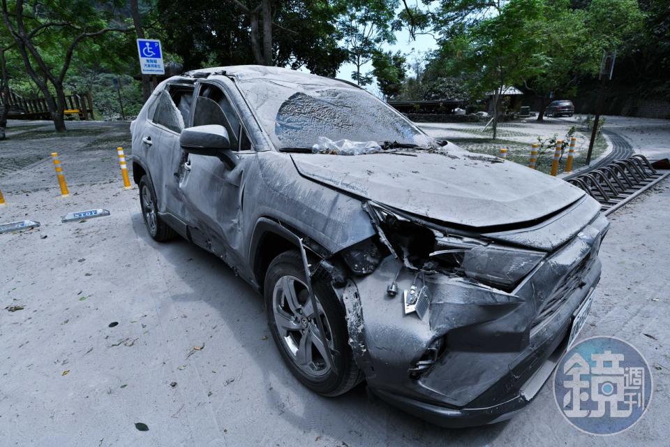 台9線上的車輛遭落石擊毀，畫面駭人。