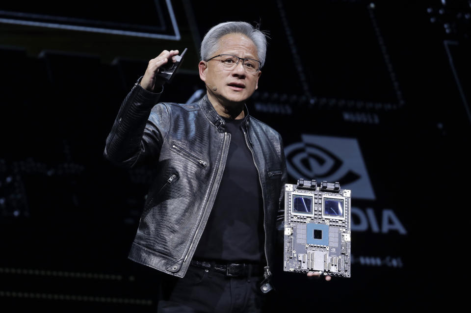 ファイル - 2024年6月2日、台湾の台北で開催されたComputex 2024展示会で講演するNVIDIAの会長兼CEOのジェンスン・ファン氏。2024年6月25日火曜日のNVIDIAの反発は、火曜日の米国の株価指数を過去最高水準に近づけるのに役立っている。 (AP写真/蒋英英)