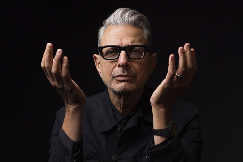 Jeff Goldblum posa para promover la película "Jurassic World Dominion" en los Estudios Universal en Los Angeles el 10 de mayo de 2022. (Foto Willy Sanjuan/Invision/AP)