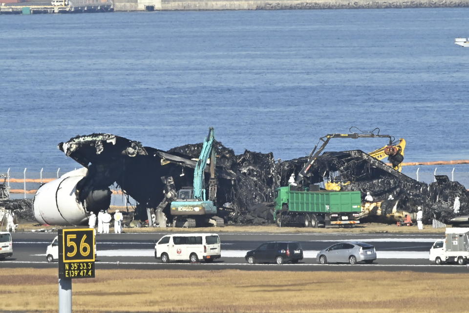 日本東京羽田機場2日發生日航客機與海上保安廳航機嚴重撞機事故，日本運輸安全委員會已從日航客機上取回「黑盒子」。圖為日航客機殘骸。（Photo by David Mareuil/Anadolu/Getty Images）