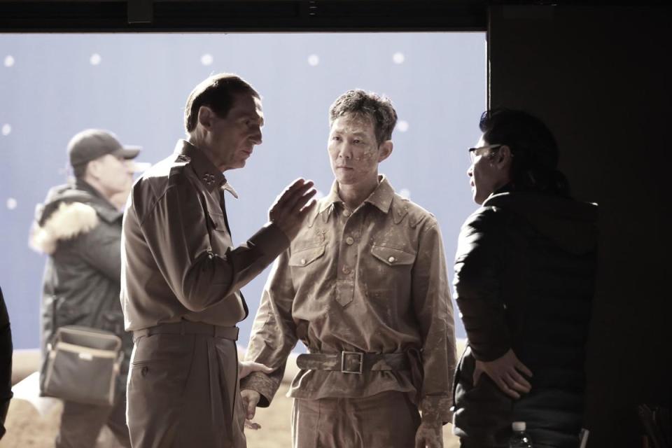 李宰漢（右）在執導電影《代號：鐵鉻行動》合作好萊塢明星連恩尼遜（左）與李政宰（中），電影也在韓國開出票房紅盤。（翻攝自Daum Movie）
