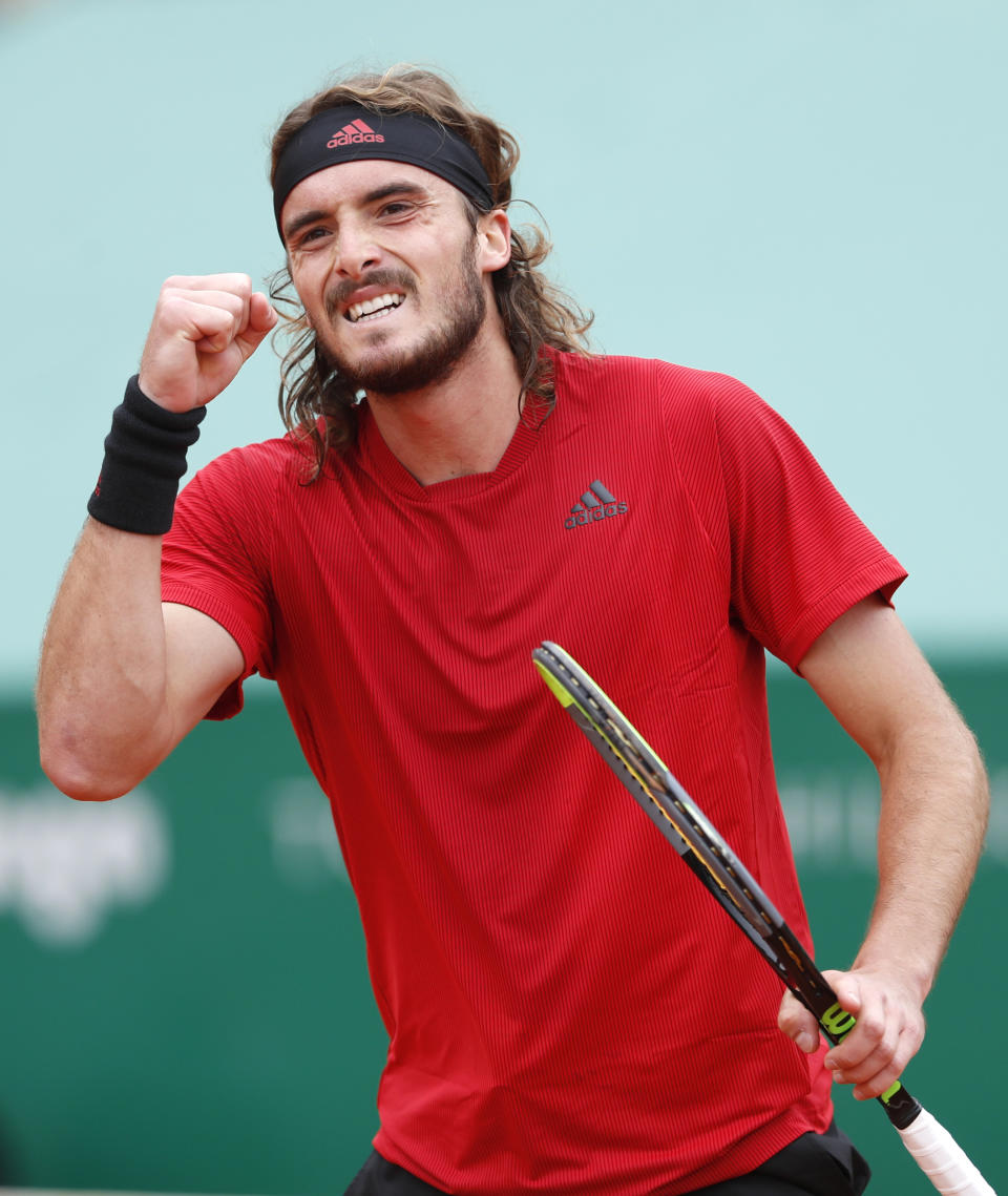 Stefanos Tsitsipas celebra tras vencer al británico Daniel Evans en semifinales del torneo de Montecarlo el sábado, 17 de abril del 2021. (AP Foto/Jean-Francois Badias)