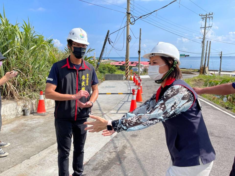 新北市議員白珮茹(右)、金山區長廖武輝(左)視察忠義路第二階段拓寬工程。   圖：金山區公所提供