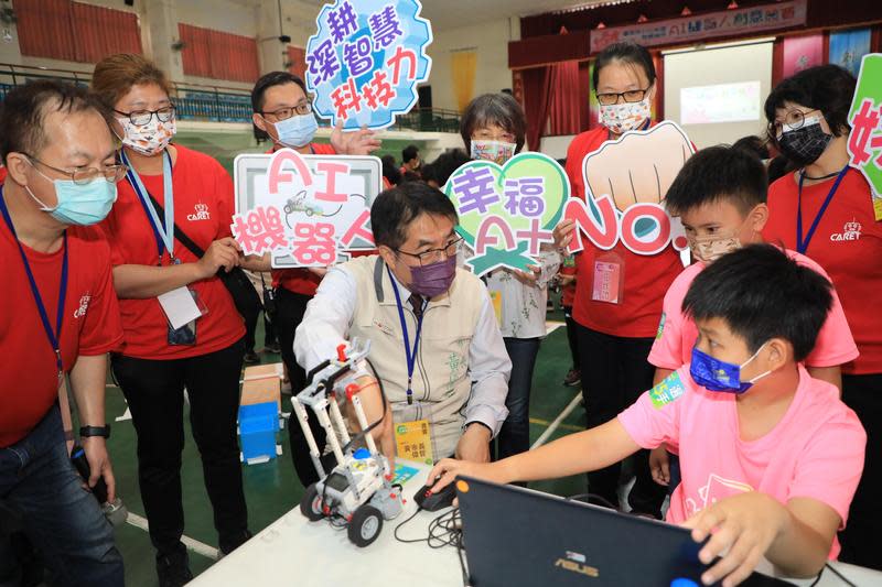 今日適逢中小學開學日，台南市長黃偉哲用目前當紅的ChatGPT軟體編寫開學問候文。（台南市政府提供） 