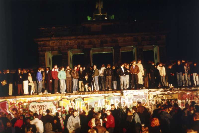 1989年11月10日凌晨，柏林人站在柏林圍牆上慶祝自由。（AP）