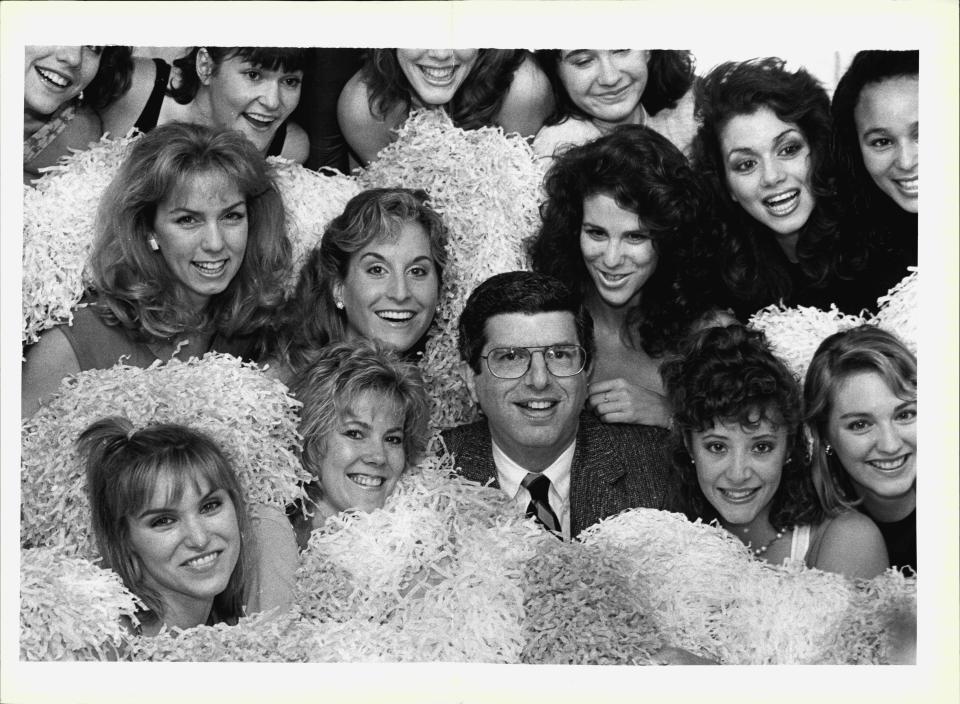 Marvin Hameyson poses with canorous girls from his new musical smile about beauty contests. The other Gentlemen with Heimlich with pain director Lyricist Howard Ashman. September 09, 1986. (Photo by Michael Norcia/New York Post Archives / (c) NYP Holdings, Inc. via Getty Images)