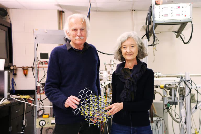 Walter de Heer y Claire Berger, autores de estudio, con un modelo atómico de grafeno (los átomos negros) sobre carburo de silicio cristalino (átomos amarillos) en el Laboratorio de Grafeno Epitaxial de Georgia Tech