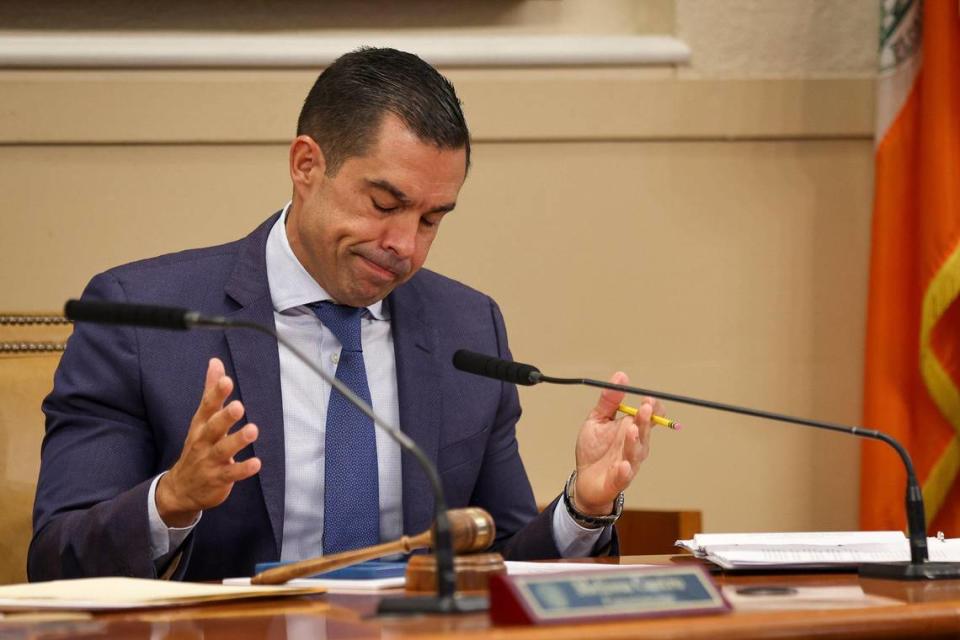 El alcalde de Coral Gables, Vince C. Lago, en la reunión de la Comisión de Coral Gables en el Ayuntamiento, el martes 26 de septiembre de 2023. La Comisión Municipal de Coral Gables se metió en un acalorado debate sobre los aumentos salariales propuestos para los comisionados.