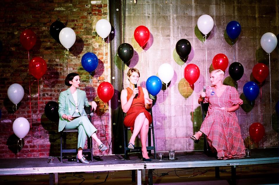 Photos and discussion of a Cynthia Nixon fundraising event held with the creators of the Instagram account @everyoutfitonsatc, who are fans of Nixon and Miranda Hobbes.