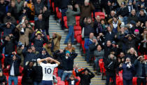 <p>In der Premier League gibt es Fußball auch zwischen den Jahren. Hier trauert Harry Kane von Tottenham Hotspur einer verpassten Chance nach. Den Fans geht es nicht anders. Tottenham setzte sich gegen Southampton dennoch souverän mit 5:2 durch. Und Kane trug am Ende mit drei Toren zum Erfolg seiner Mannschaft bei. (Bild: Reuters/Paul Childs) </p>