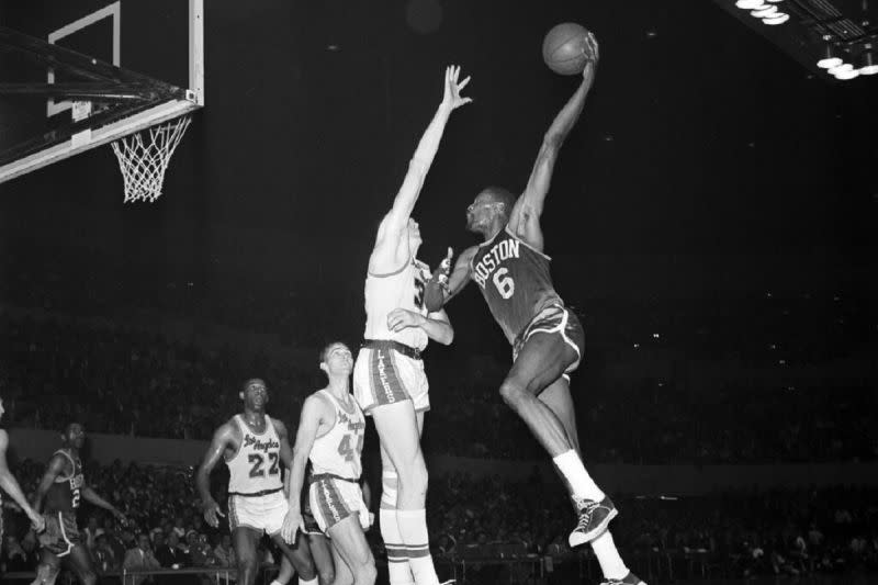 ▲NBA傳奇球星Bill Russell（深色球衣者）在1962年NBA總冠軍賽G7上砍下30分40籃板。（圖／美聯社／達志影像）