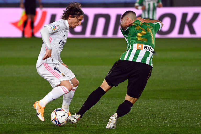 Ahora en Betis, usa la camiseta 21: en la foto, Guido Rodríguez marca a Luka Modric, de Real Madrid.
