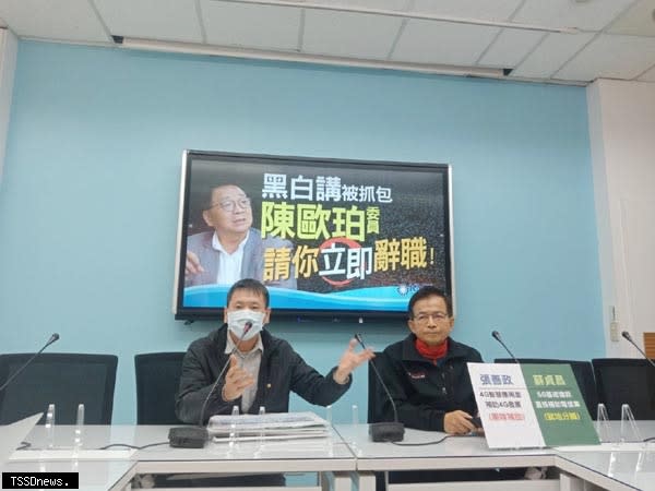 黨團總召林為洲、立委賴士葆召開記者會要陳歐珀跟他對賭，如果馬英九當時有補助，他辭立委，若沒有補助，陳歐珀辭立委。(記者王志誠攝)