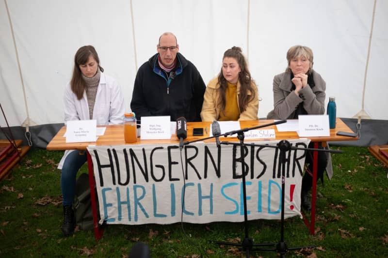 Climate activist Wolfgang Metzeler-Kick (2nd L) speaks between (L-R) Nana-Maria Gruening, biologist and activist with Scientist Rebellion, Marlen Stolze, activist with the Last Generation and Susanne Koch, accompanying doctor, during a press conference at the hunger strike camp of the "Hungern bis ihr ehrlich seid" alliance. Sebastian Gollnow/dpa