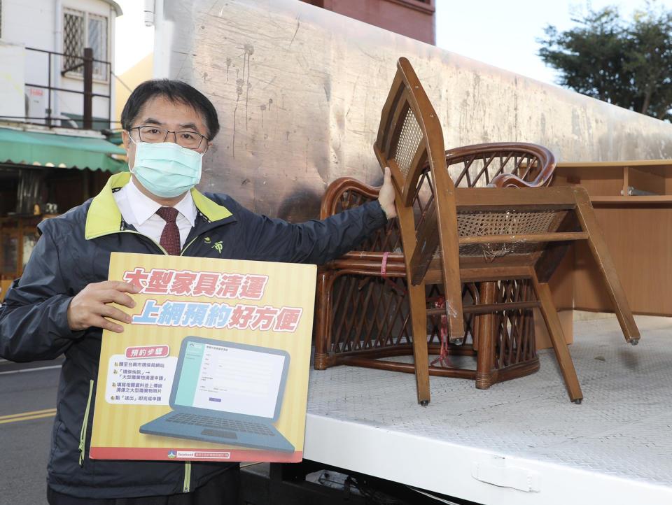 市長黃偉哲化身環保局代言人，呼籲民眾提早向各區清潔隊預約清運大型廢家具。（記者陳治交攝）