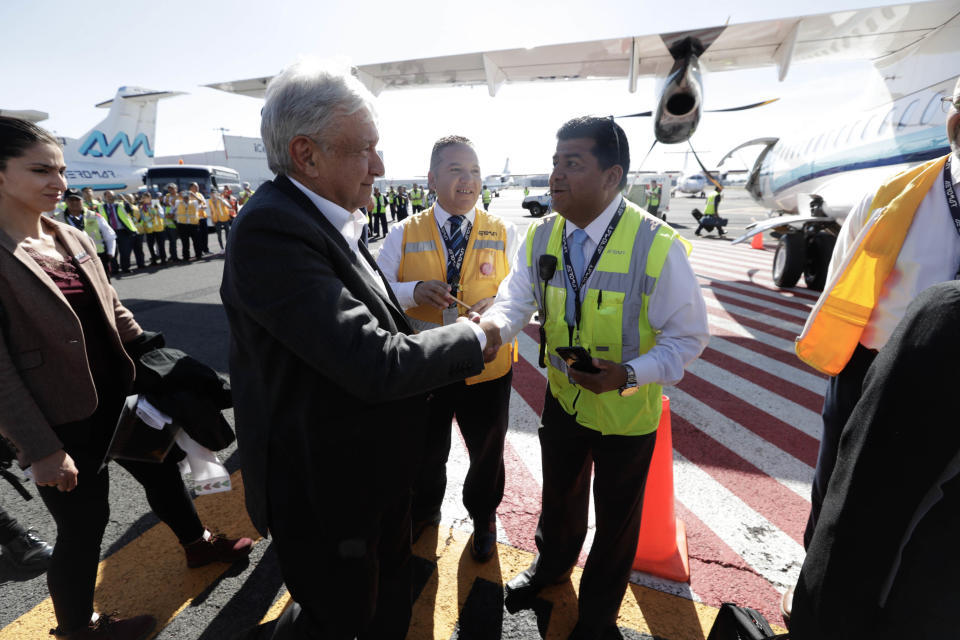 FOTOS | AMLO viaja e inaugura histórica Presidencia de la austeridad