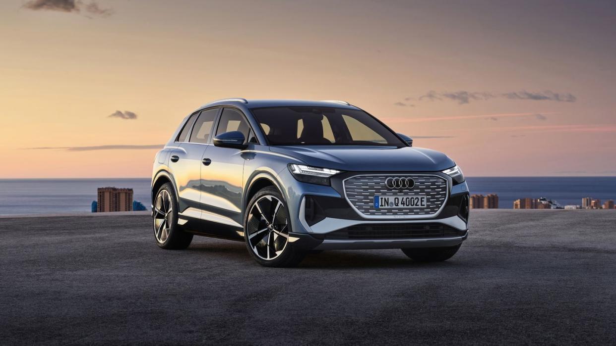 Der Q4 E-Tron ist ab 41 900 Euro preislich weit unter dem ersten vollelektrischen Audi E-Tron (ab rund 69 000 Euro) angesiedelt.