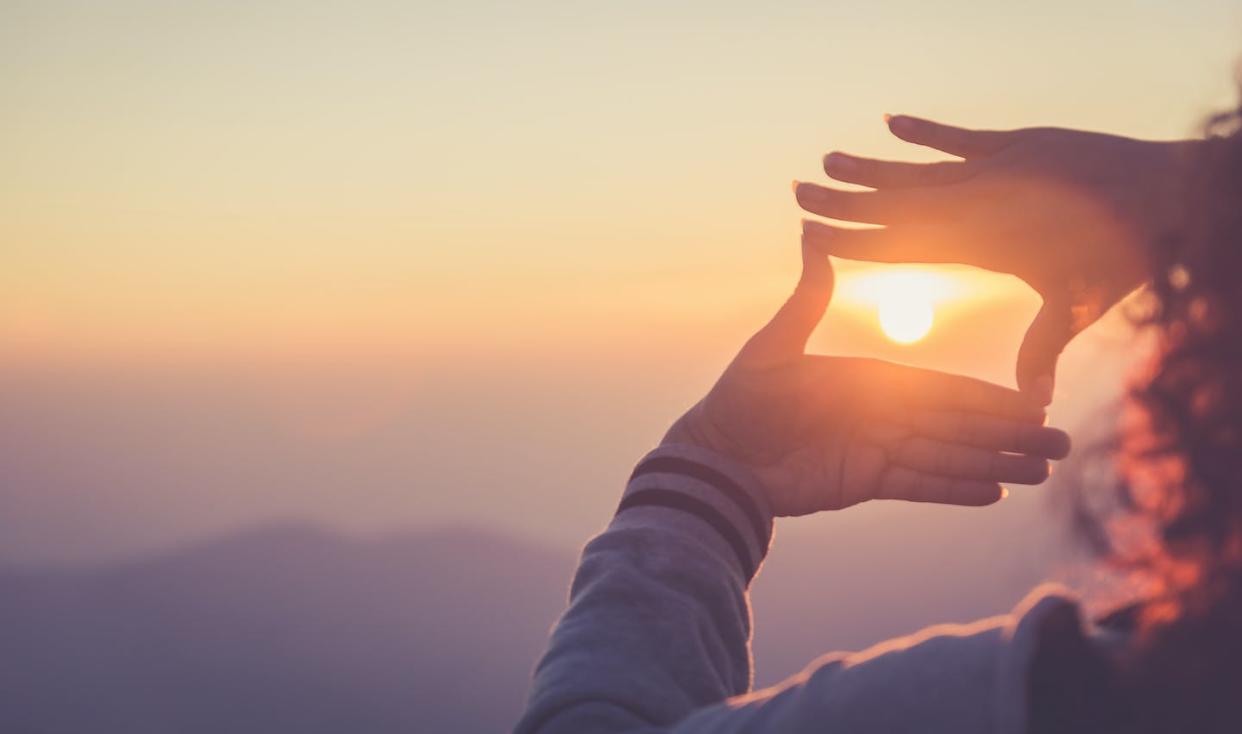 <a href="https://www.shutterstock.com/es/image-photo/woman-making-frame-round-sun-her-1005777274" rel="nofollow noopener" target="_blank" data-ylk="slk:Shutterstock / CC7;elm:context_link;itc:0;sec:content-canvas" class="link ">Shutterstock / CC7</a>