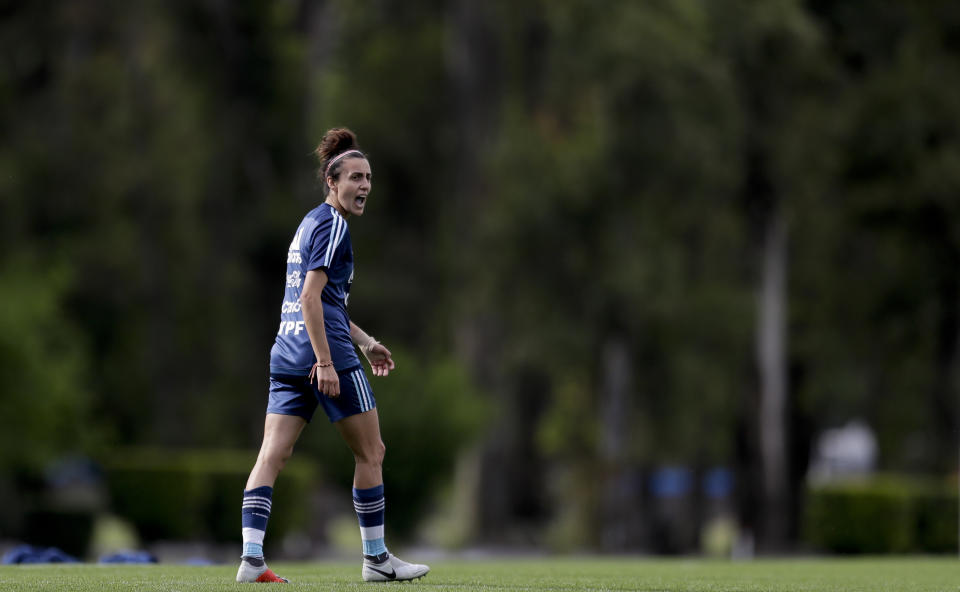 En esta imagen, tomada el 25 de octubre de 2018, la delantera Belén Potassa grita durante un entrenamiento de la selección femenina de fútbol de Argentina en Buenos Aires, Argentina. (AP Foto/Natacha Pisarenko)