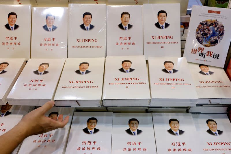 FOTO DE ARCHIVO. Ejemplares del libro "Xi Jinping: El gobierno de China" se exponen en la Feria del Libro de Hong Kong. 14 de julio de 2021