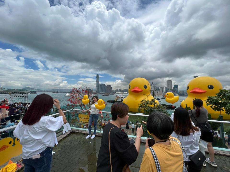 添馬公園的觀景台，成為了跟黃鴨打卡的熱門位置。