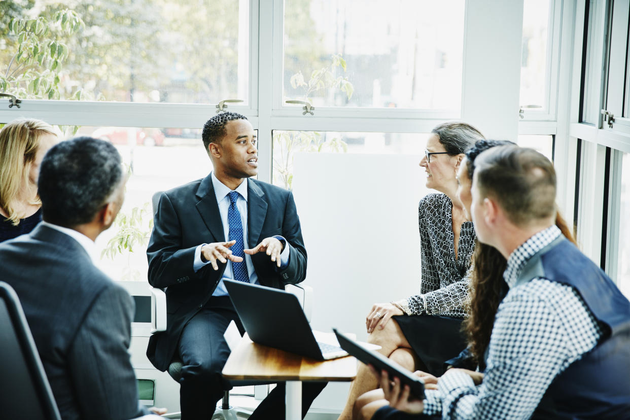 Un grupo de profesionales en una discusión de trabajo. (Foto: Getty)