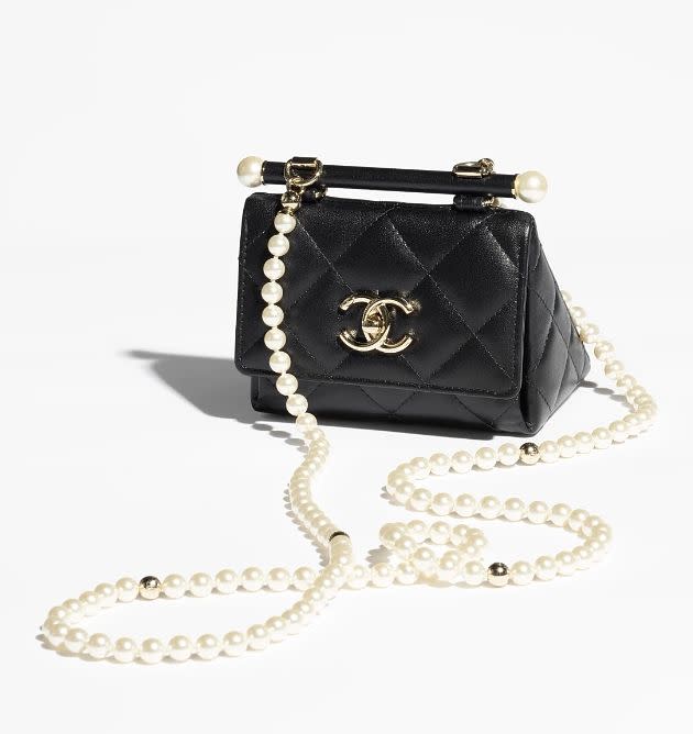Chanel 珍珠鍊迷你三角包，約NT160,188 【圖片來源：Chanel】