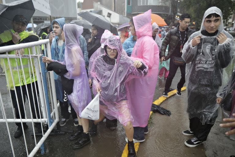 Las fans de Taylor Swift durante la espera bajo la lluvia para ingresar al recital, en el estadio Monumental