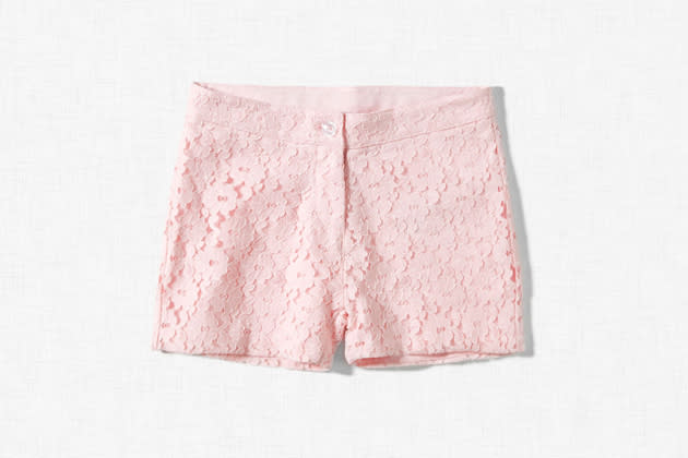 Und wenn wir schon bei Shorts sind: Die Bermudas aus zartrosa Spitze sind nicht nur was für den Beach-Tag. Das Trendstück ist auch ein Spitzen-Outfit für laue Sommernächte in der Großstadt. (Spitzen-Bermudas über zara.com, ca. 15€/Bilder: zara.com)