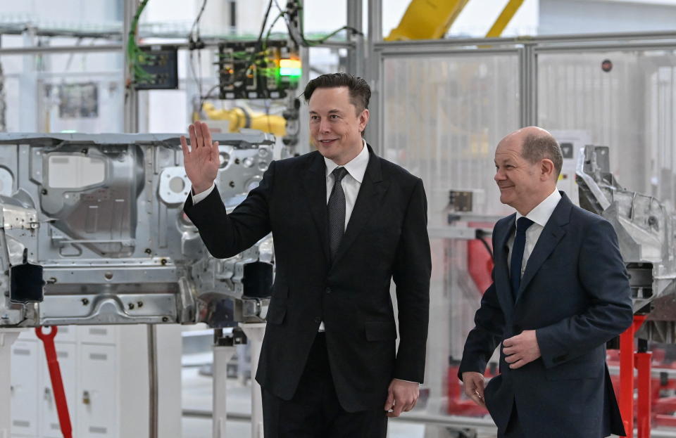 El canciller alemán Olaf Scholz y Elon Musk asisten a la ceremonia de apertura de la nueva Gigafábrica de Tesla para automóviles eléctricos en Gruenheide, Alemania, el 22 de marzo de 2022. Patrick Pleul/Pool vía REUTERS