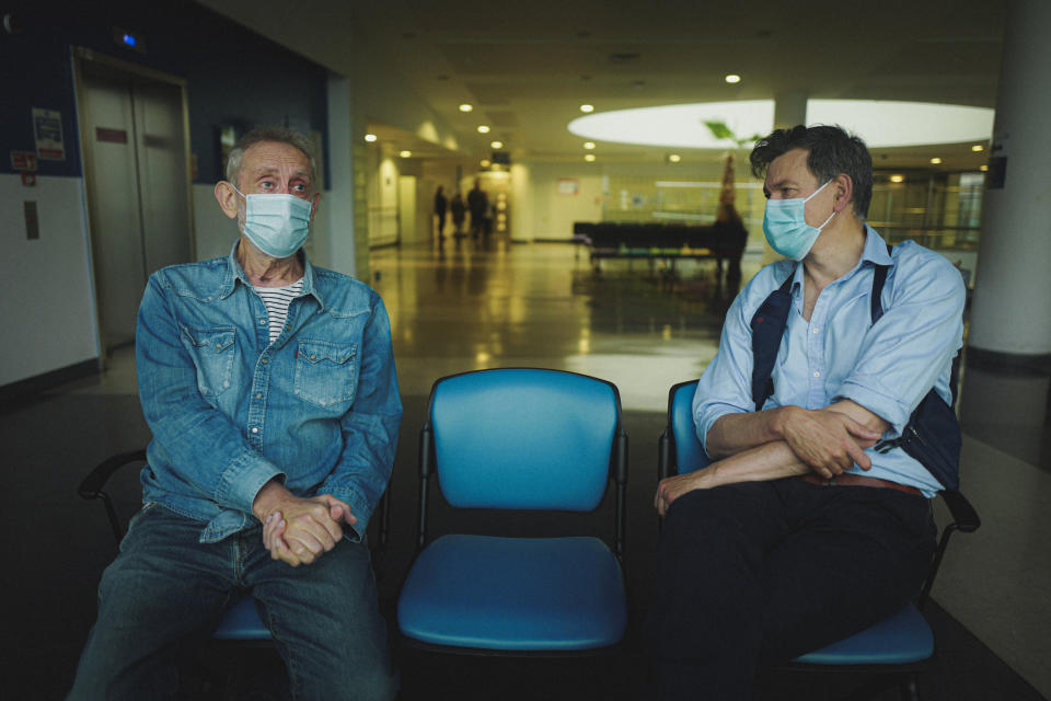 Michael Rosen with his Consultant Hugh Montgomery in The Whittington Hospital. (ITV)
