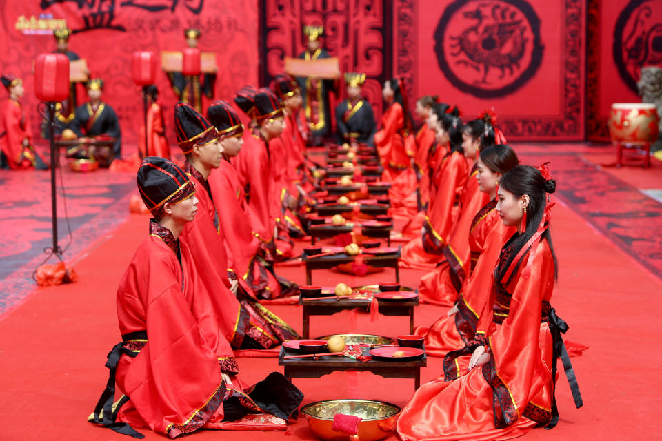 <p>Zu einer Hochzeit im Stile der Han-Dynastie haben sich mehrere Paare im Rahmen des chinesischen Qixi-Festivals, dem Fest der Liebenden, in Hengyang eingefunden. (Bild: REUTERS/Stringer) </p>