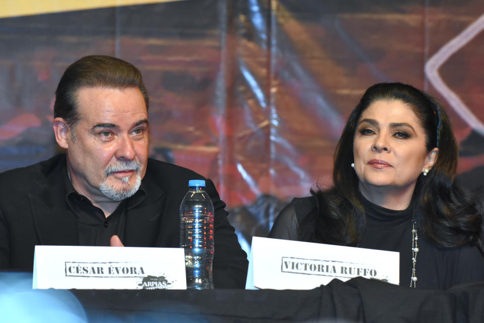 César Évora y Victoria Ruffo en un encuentro con la prensa para hablar de 'Arpías Recargadas'. (Photo by Carlos Tischler/Getty Images)