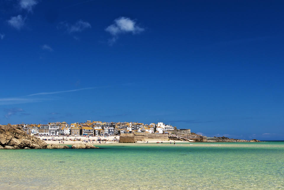 <p>Vous ne profiterez pas uniquement des fish ‘n’ chips, des friands et des paysages côtiers incroyables de la Cornouailles en passant dans cette région l'année prochaine… En effet, la Tate St Ives va enfin rouvrir ses portes. L'espace d'exposition a doublé grâce au réaménagement de cette galerie d'art près de la mer qui donne sur Porthmeor Beach. Découvrez la nouvelle exposition The Studio and the Sea à partir du 31 mars et séjournez à seulement 90 mètres de là au <a rel="nofollow noopener" href="http://t.umblr.com/redirect?z=https%3A%2F%2Fwww.aspects-holidays.co.uk%2Fcornwall%2Fwest-cornwall%2Fst-ives%2Fporthmeor%2Fp%2F9-piazza&t=NDVjYWY1NDMyNjdiM2I3NzQxOTgxMzg1ZDVjOGVjNjI2OGM1NDVjNSxmYVdQY2ZETg%3D%3D&b=t%3A3GQRWvGoXC8cI1rWYFhR-A&m=1" target="_blank" data-ylk="slk:9 Piazza;elm:context_link;itc:0;sec:content-canvas" class="link ">9 Piazza</a>, où un séjour d'une semaine vous coûtera £188 minimum (environ 210 €).<i> [Photo : Flickr / <a rel="nofollow noopener" href="http://t.umblr.com/redirect?z=https%3A%2F%2Fwww.flickr.com%2Fphotos%2Fnanagyei%2F&t=MDhiZWIzOWRjMGJiODUxNWZjYWQwMGEyNjYyZThkMDEyYzlkNmRjMixmYVdQY2ZETg%3D%3D&b=t%3A3GQRWvGoXC8cI1rWYFhR-A&m=1" target="_blank" data-ylk="slk:Nana B Agyei;elm:context_link;itc:0;sec:content-canvas" class="link ">Nana B Agyei</a>]</i></p>