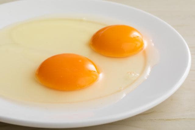 <strong>近期網路流傳土雞蛋的殼與蛋黃呈現紅色，被質疑飼料有加蘇丹紅。（示意圖／photoAC）</strong>