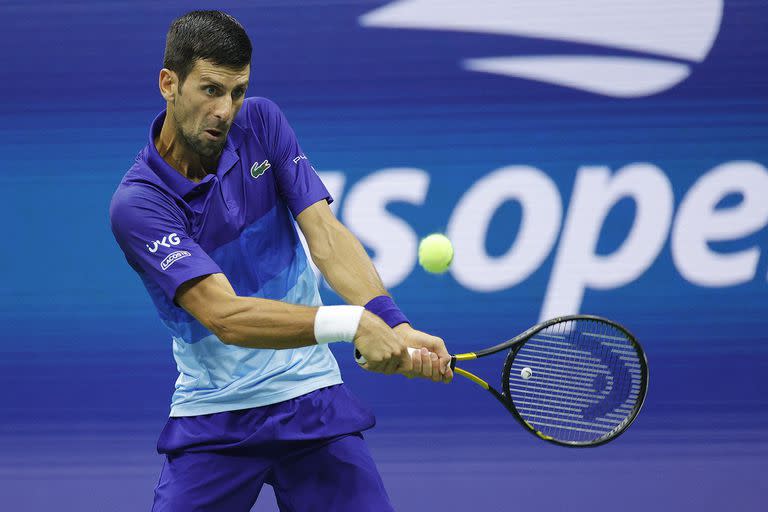 El revés de Djokovic, en acción ante la potencia de Berrettini en el court central del US Open