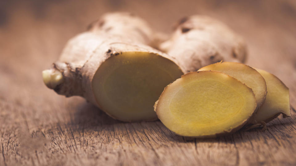 "An apple a day keeps the doctor away", heißt es. Doch viele andere Lebensmittel sind weitaus hilfreicher im Kampf gegen die Erkältung. Diese Superfoods stärken das Immunsystem.