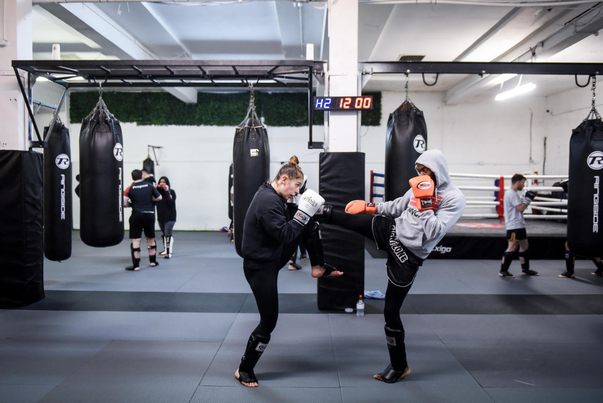 Una mujer y un hombre entrenan durante una clase de Muay Thai en Fightzone en Londres, el 25 de noviembre de 2021. (Mary Turner/The New York Times)
