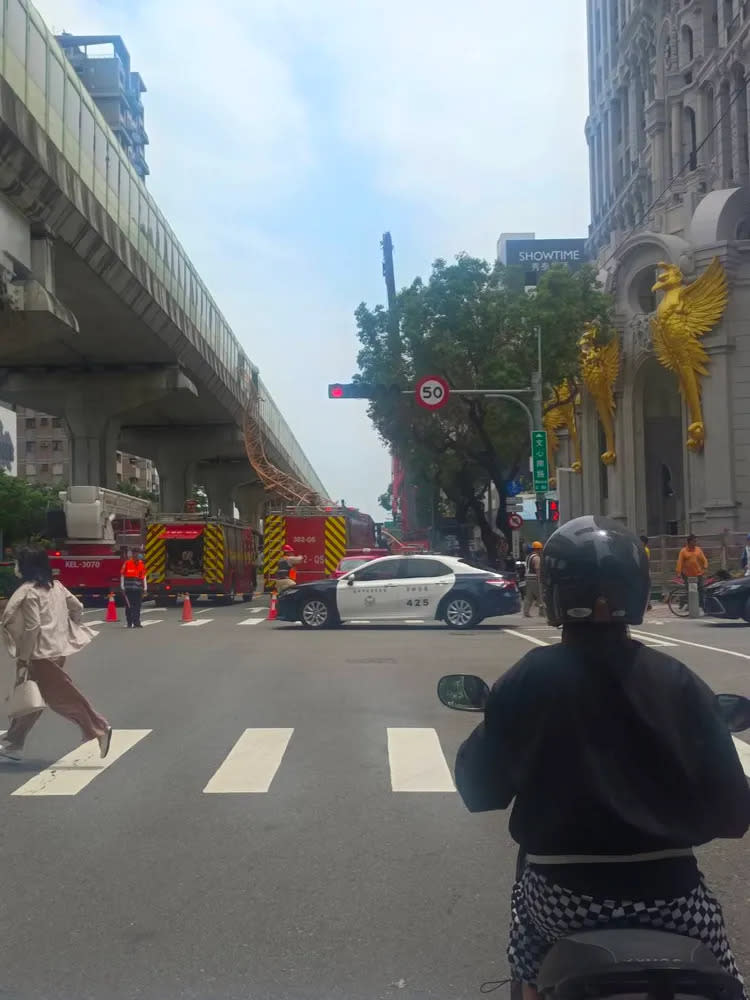 警車到警戒，消防局派出大型雲梯車到場救援。讀者提供