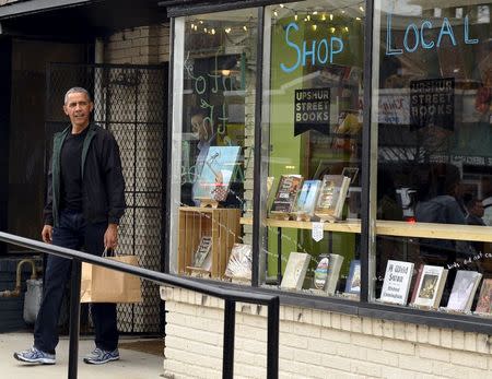 U.S. President Barack Obama departs Upshur Street Books after purchasing books with daughters Malia and Sasha, in Washington, November 28, 2015. REUTERS/Mike Theiler