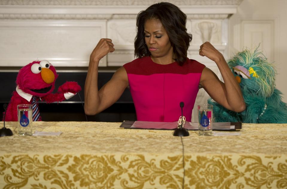 <p>Le 30 octobre 2013, la Première dame n'a pas peur du ridicule en s'affichant au côté des personnages Elmo et Rosita de Sesame Street, pour une annonce concernant son association Let's Move. Alliant sobriété et élégance, Michelle a, encore une fois, tout bon. (AFP)</p>