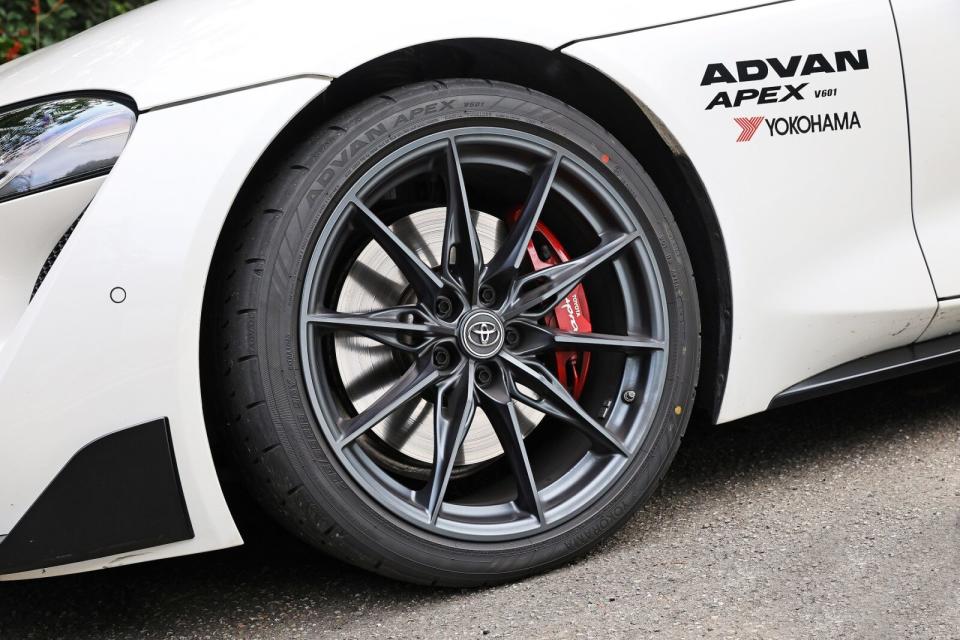 全新推出的ADVAN APEX V601性能胎款，不僅更強調於操控性的表現，更融合了舒適性、耐用度與靜謐性於一身的新世代胎款。