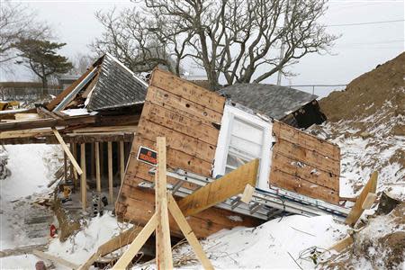 A 200-year-old beach house lies in ruin after being blown off its foundation in Chatham, Massachusetts, March 26, 2014. REUTERS/Dominick Reuter
