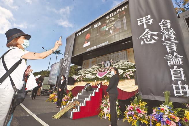 苗栗縣議會議長鍾東錦昨日表示，台灣不能只剩一種聲音。圖為「2020秋鬥」遊行，民間團體架設「行動靈堂」舉行「民主進步追思會」，諷刺民進黨讓民主退步。（本報資料照片）